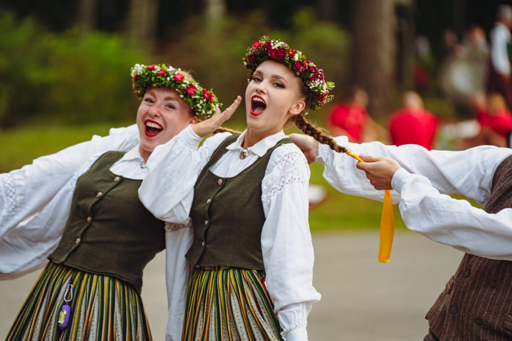 Meklēju tautu deju partneri :)